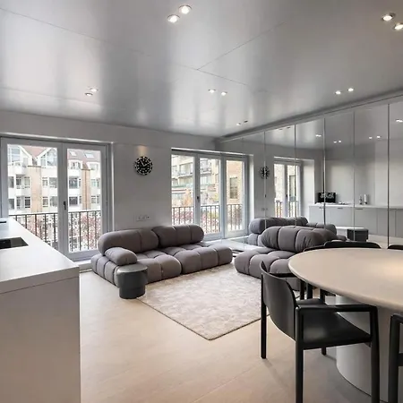 Chromo Design With Free Parking In Center *